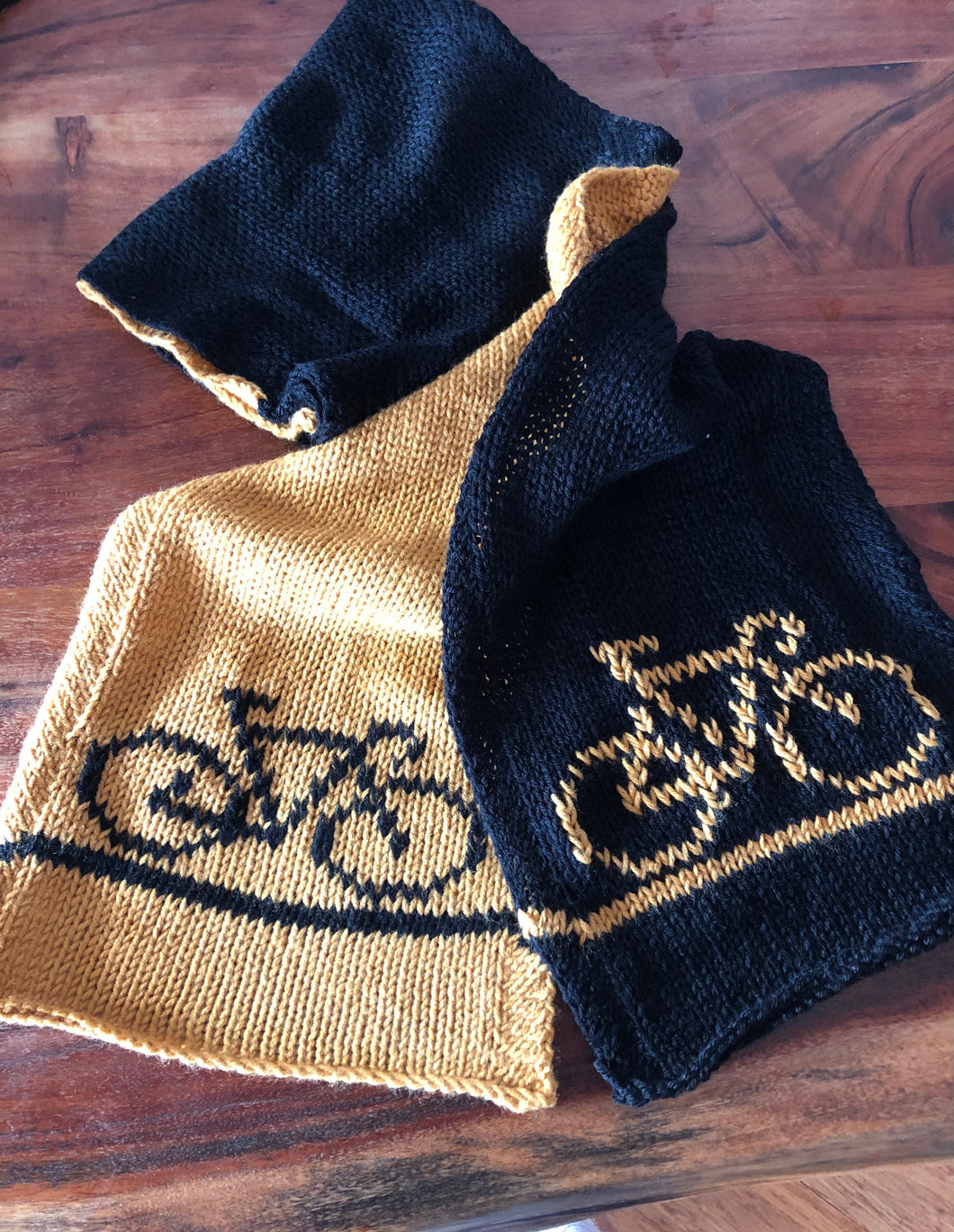 Écharpe en laine faite à la main/ hand knitted scarve