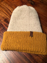 Charger l&#39;image dans la galerie, Chapeau tricoté fait à la main à Montréal/ hand made knitted hat from Montreal
